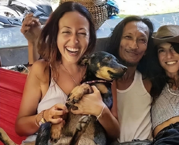 KAIYUN平台泰国流浪汉与女子当街发生关系!双双遭警方追捕!(图5) KAIYUN平台泰国流浪汉与女子当街发生关系!双双遭警方追捕!(图5)