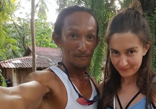 KAIYUN平台泰国流浪汉与女子当街发生关系!双双遭警方追捕!(图6) KAIYUN平台泰国流浪汉与女子当街发生关系!双双遭警方追捕!(图6)