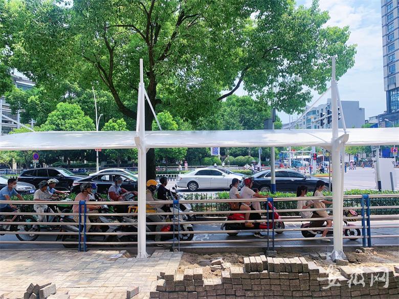 池州城区15个路口53个遮阳棚已建成近半 将在8月中旬全部建成(图2) 池州城区15个路口53个遮阳棚已建成近半 将在8月中旬全部建成(图2)