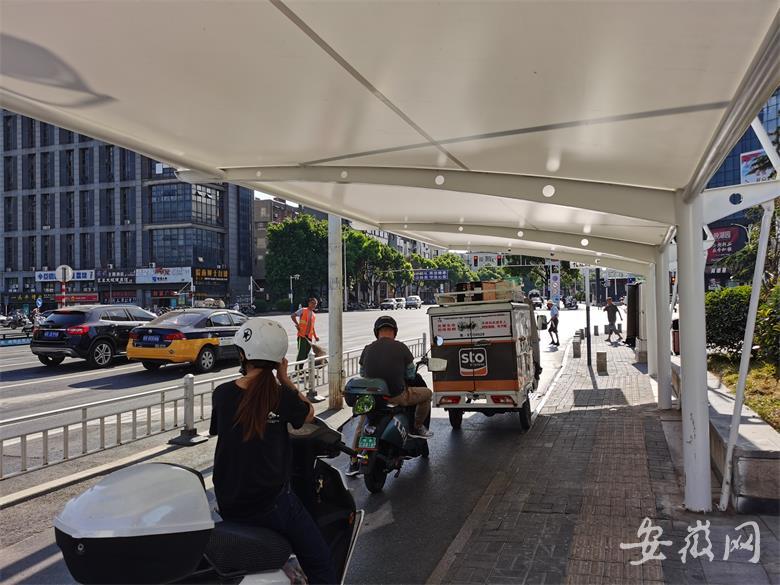 池州城区15个路口53个遮阳棚已建成近半 将在8月中旬全部建成(图3) 池州城区15个路口53个遮阳棚已建成近半 将在8月中旬全部建成(图3)