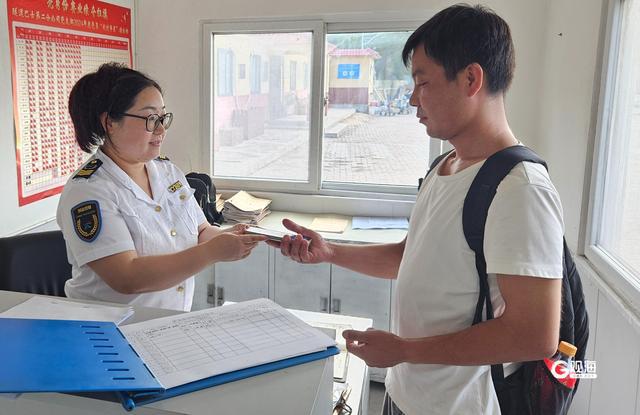 kaiyun官网手机、现金、药品……青岛10米车厢再现拾金不