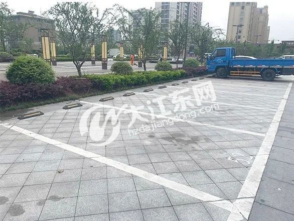 大江东义蓬多个kaiyun中国官方网站停车场即将开始收费网友炸了!(图4) 大江东义蓬多个kaiyun中国官方网站停车场即将开始收费网友炸了!(图4)