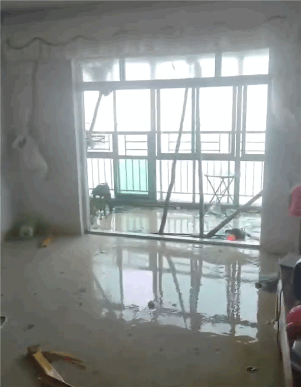 台风摩羯登陆kaiyun中国官方网站海南文昌!网友实拍汽车被原地吹翻(图2) 台风摩羯登陆kaiyun中国官方网站海南文昌!网友实拍汽车被原地吹翻(图2)