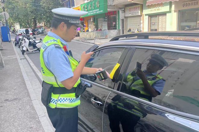 kaiyun站好“护学岗” 铺就“安全路” 黄冈交警强力整治校园周边交通秩序(图3) kaiyun站好“护学岗” 铺就“安全路” 黄冈交警强力整治校园周边交通秩序(图3)