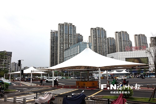 福州街头又添超大号“遮阳伞”