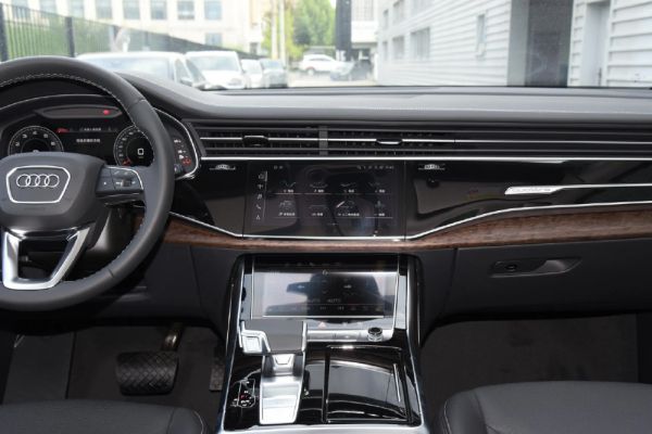 驾驭未来奥迪Q7展现家庭出游的科技魅力(图3) 驾驭未来奥迪Q7展现家庭出游的科技魅力(图3)