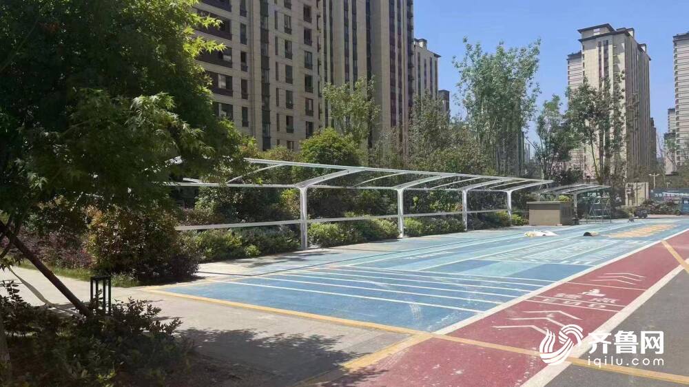 枣庄高新区兴城街道累计新改建车棚5200余平方米 有效改善老旧小区停车难(图1) 枣庄高新区兴城街道累计新改建车棚5200余平方米 有效改善老旧小区停车难(图1)