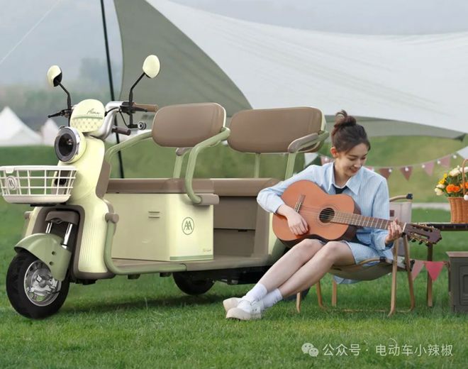 爱玛推出2款电动三轮车自带雨蓬颜值高大空间接送小孩很方便(图2) 爱玛推出2款电动三轮车自带雨蓬颜值高大空间接送小孩很方便(图2)