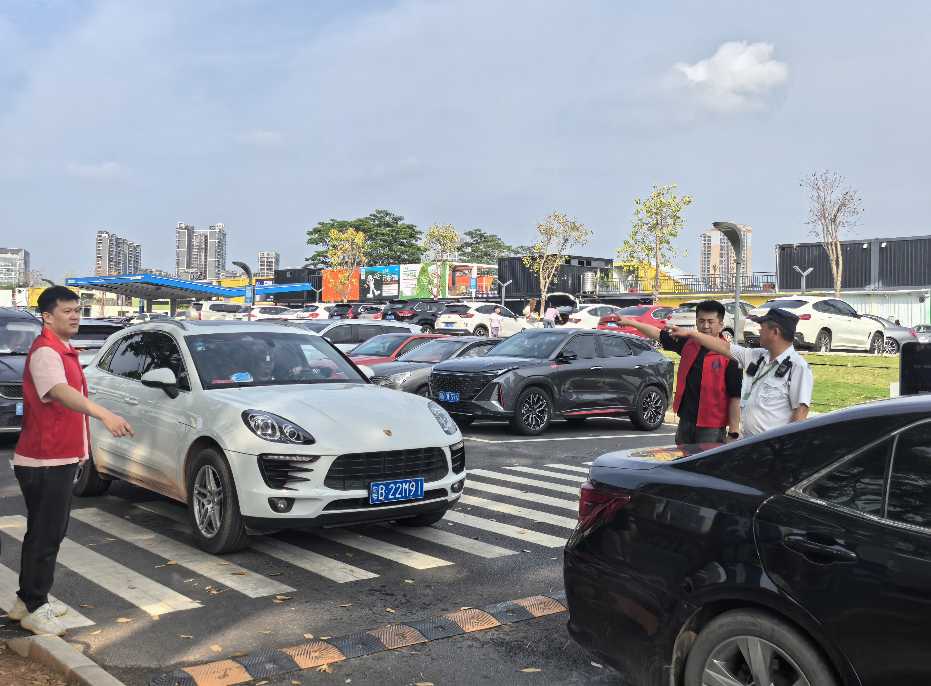 志愿服务让车辆停放更有序获市民游客齐点赞！