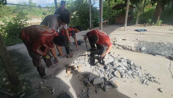 泰国男子停车时看见蛇头停车场地下竟是蛇窝(图2) 泰国男子停车时看见蛇头停车场地下竟是蛇窝(图2)