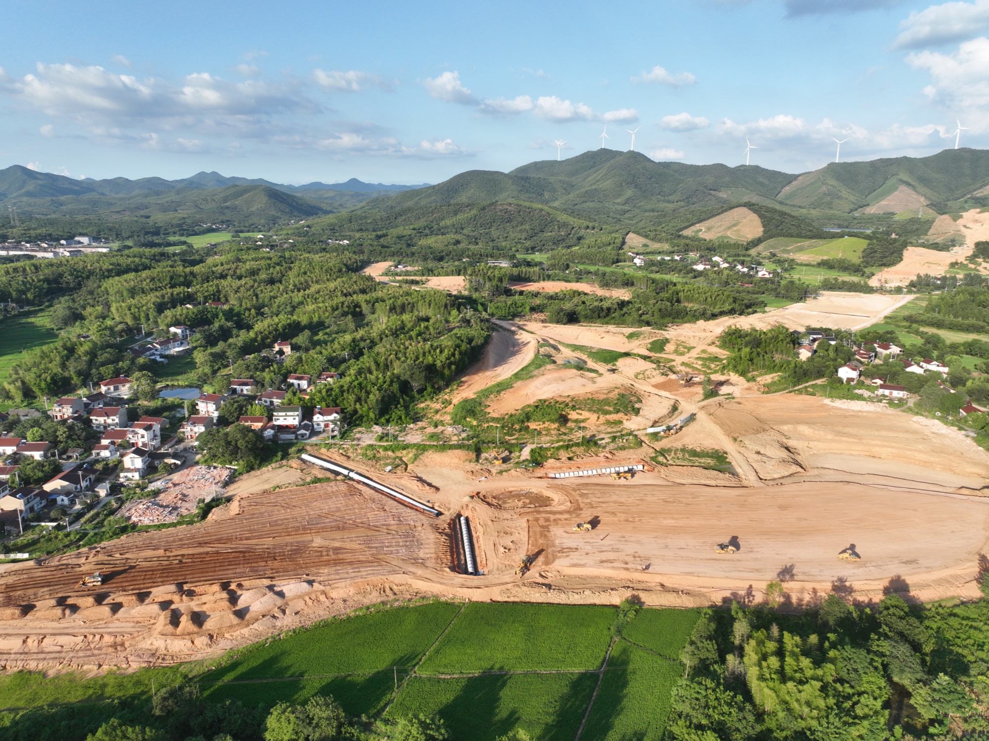 安徽建工路桥公路一公司:施“凉策” 开“凉方”蹄疾步稳生产忙(图3) 安徽建工路桥公路一公司:施“凉策” 开“凉方”蹄疾步稳生产忙(图3)