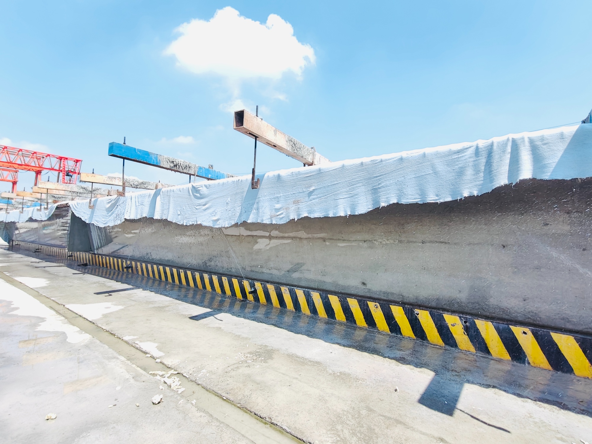 安徽建工路桥公路一公司:施“凉策” 开“凉方”蹄疾步稳生产忙(图2) 安徽建工路桥公路一公司:施“凉策” 开“凉方”蹄疾步稳生产忙(图2)