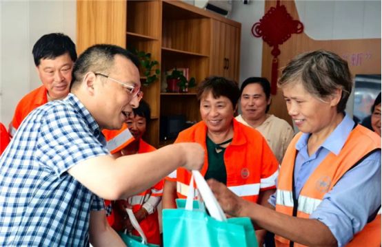 高温下的“清凉守护”江苏工会织密“防暑网”(图2) 高温下的“清凉守护”江苏工会织密“防暑网”(图2)