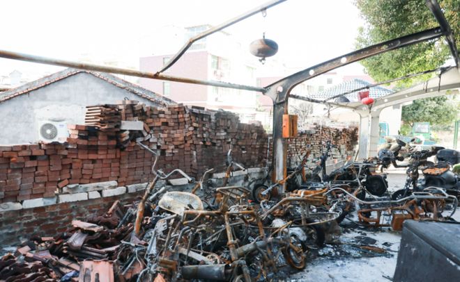 泸州一停车棚火光冲天40余辆电动车烧成“骨架”→(图2) 泸州一停车棚火光冲天40余辆电动车烧成“骨架”→(图2)