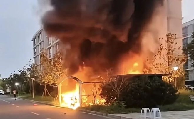 泸州一停车棚火光冲天40余辆电动车烧成“骨架”→