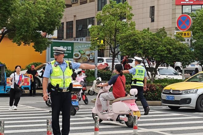 站好“护学岗”铺就“安全路”黄冈交警强力整治校园周边交通秩序
