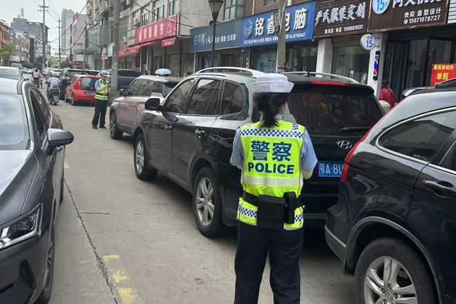 站好“护学岗”铺就“安全路”黄冈交警强力整治校园周边交通秩序(图4)