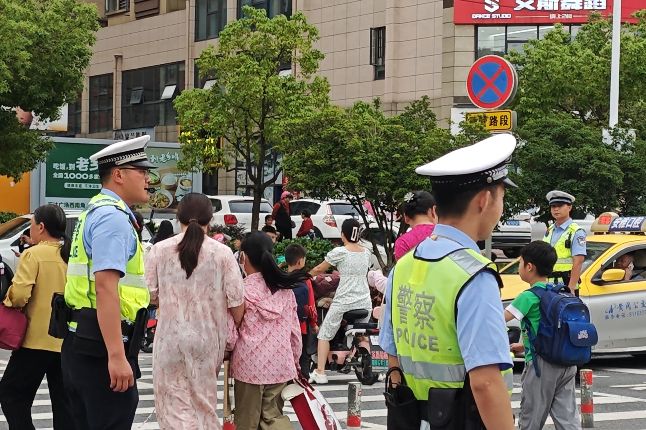 站好“护学岗”铺就“安全路”黄冈交警强力整治校园周边交通秩序(图2)
