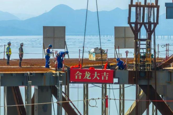 中国连廊双子塔第一高在深圳湾“牵手、穿衣”