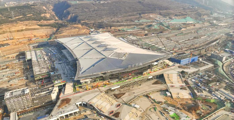 西安东站金属屋面顺利封顶